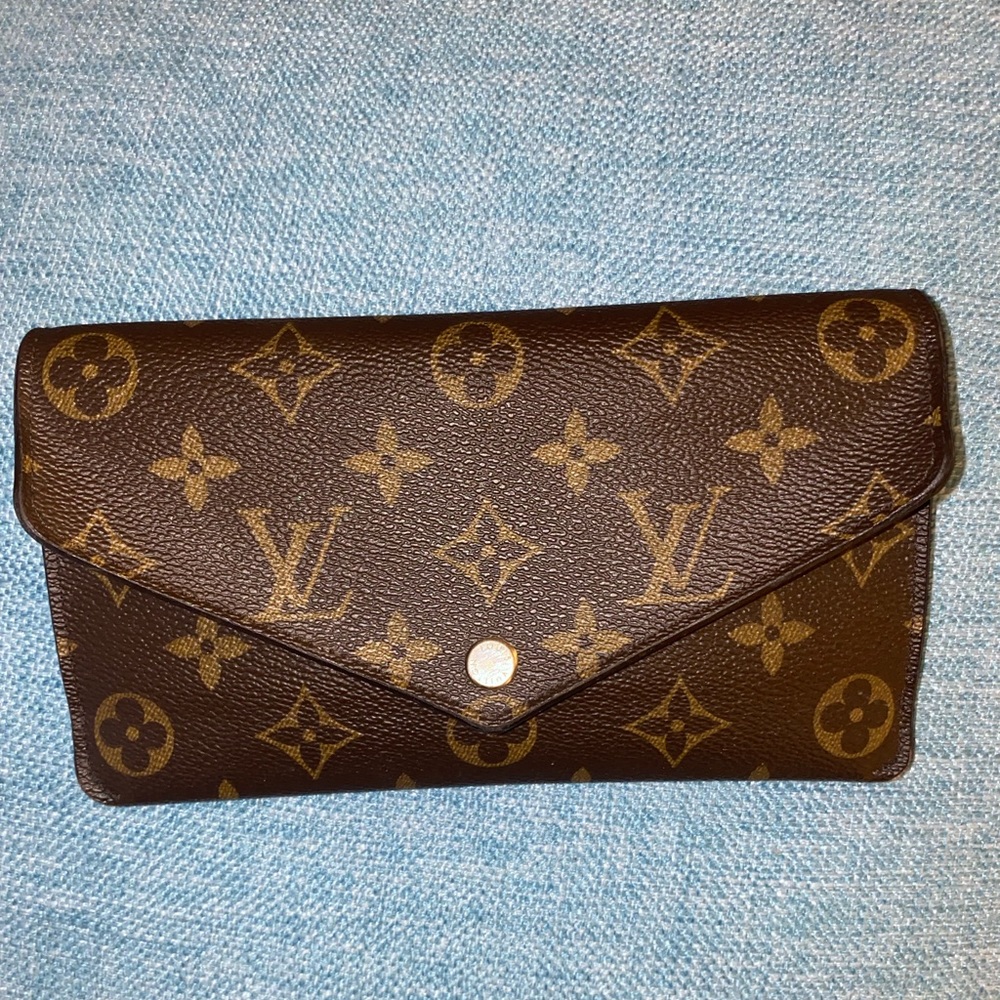 Like new Louis Vuitton Sarah Wallet in Fuchsia.